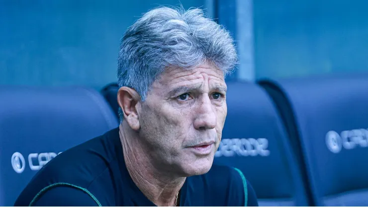 Renato Portaluppi no banco de reservas em jogo do Campeonato Gaúcho.