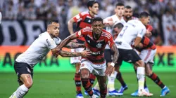 Maycon disputando bola com Bruno Henrique em jogo do Campeonato Brasileiro 2023. Foto: Marcello Zambrana/AGIF