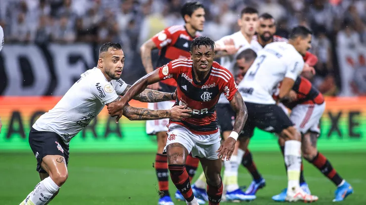 Maycon disputando bola com Bruno Henrique em jogo do Campeonato Brasileiro 2023. Foto: Marcello Zambrana/AGIF