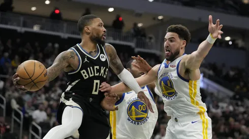 Lillard duela com Thompson em jogo entre Bucks e Warriors na temporada regular da NBA, em San Francisco (Foto: Patrick McDermott/Getty Images)