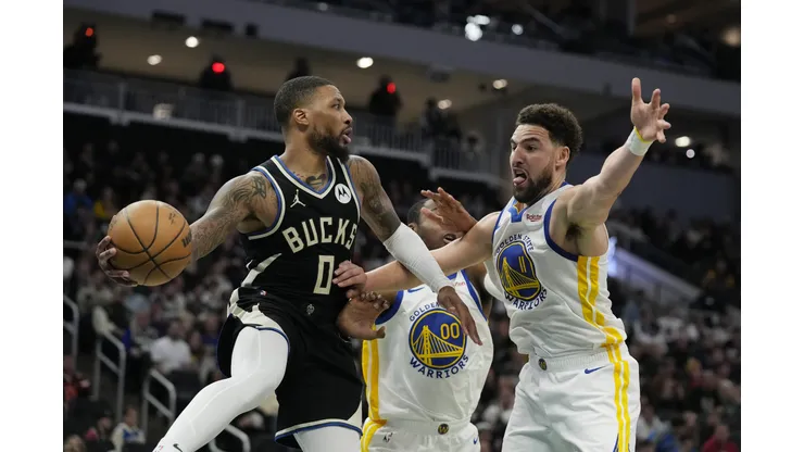 Lillard duela com Thompson em jogo entre Bucks e Warriors na temporada regular da NBA, em San Francisco (Foto: Patrick McDermott/Getty Images)