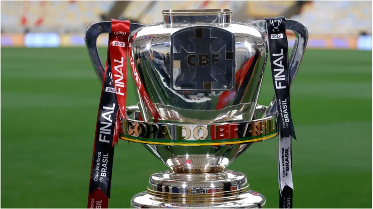 Taça de campeão da Copa do Brasil - Foto: Wagner Meier/Getty Images