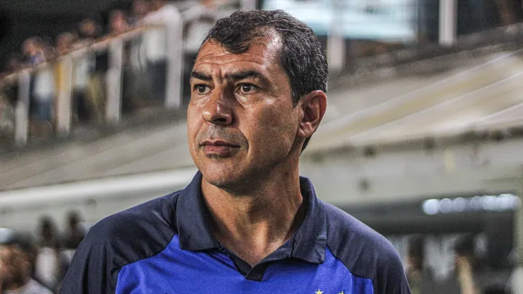 Fábio Carille, técnico do Santos, durante partida contra o Corinthians, pelo Paulistão 2024 - Foto: Reinaldo Campos/AGIF