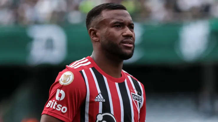 Luan, meio-campista do São Paulo, durante partida contra o Coritiba, pelo Brasileirão 2023 - Foto: Robson Mafra/AGIF