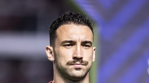 Léo Ortiz durante partida contra o Santos, no Brasileirão de 2023. O defensor vai jogar pelo Mengão.