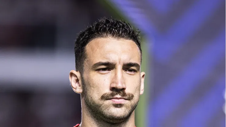 Léo Ortiz durante partida contra o Santos, no Brasileirão de 2023. O defensor vai jogar pelo Mengão.