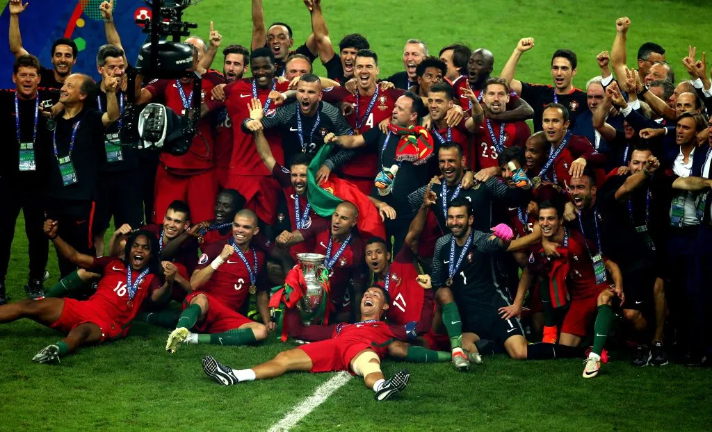 William Carvalho, junto ao elenco de Portugal, com o troféu da Eurocopa 2016. Foto: Alex Livesey/Getty Images