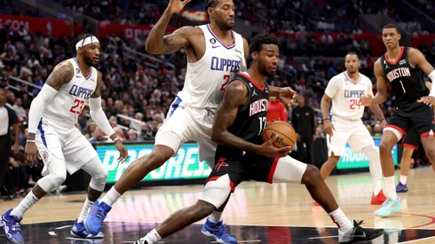 Tari Eason e Kawhi Leonard disputam a bola em jogo entre Rockets e Clippers, em Los Angeles (Foto: Sean M. Haffey/Getty Images)