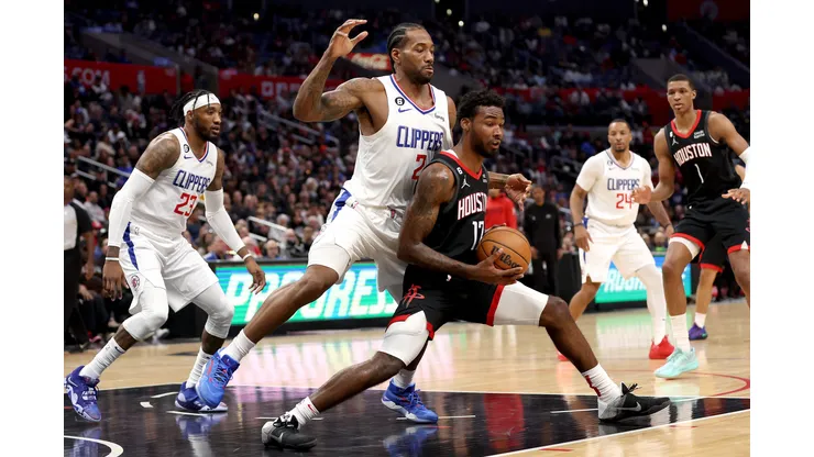 Tari Eason e Kawhi Leonard disputam a bola em jogo entre Rockets e Clippers, em Los Angeles (Foto: Sean M. Haffey/Getty Images)