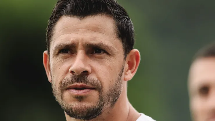 Santos quer mais uma opção no setor em que joga Giuliano - Foto: Reinaldo Campos/AGIF.