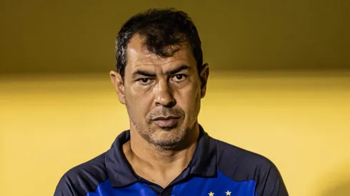 SP - SAO BERNARDO DO CAMPO - 31/01/2024 - PAULISTA 2024, AGUA SANTA X SANTOS - Tecnico Fabio Carille do Santos durante execução do hino nacional antes da partida contra o Agua Santa no estádio Primeiro de Maio pelo campeonato Paulista 2024