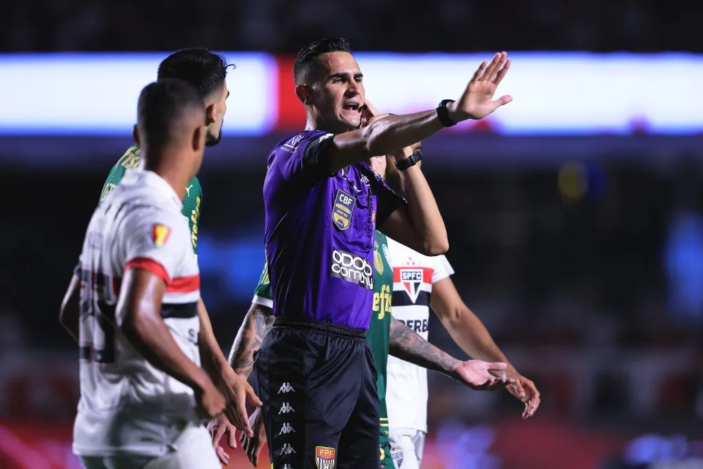 O árbitro Matheus Delgado Candançan durante partida entre São Paulo e Palmeiras no estádio Morumbi pelo Campeonato Paulista 2024. Foto: Ettore Chiereguini/AGIF