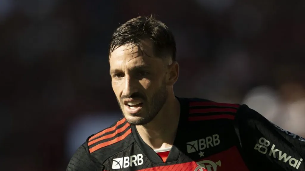 Viña fez péssima partida na Colômbia e torcida do Mengão reclamou de demora de Tite em tirá-lo de campo Foto: Jorge Rodrigues/AGIF