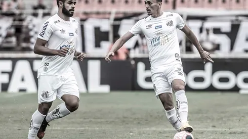 Felipe Jonatan (à esquerda) foi sacado por Carille no último treino para a entrada de Hayner - Foto: Ivan Storti/Santos FC