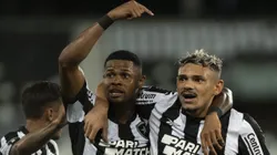 Tiquinho e Júnior Santos comemoram gol contra o Aurora pela Pré-Libertadores. Foto: Jorge Rodrigues/AGIF