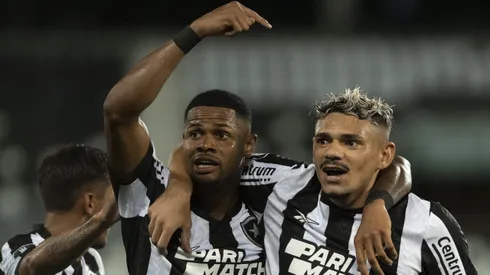 Tiquinho e Júnior Santos comemoram gol contra o Aurora pela Pré-Libertadores. Foto: Jorge Rodrigues/AGIF
