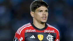 Ayrton Lucas com a camisa do Flamengo atuando contra o Racing, em Avellaneda, pela Libertadores, no dia 4 de maio - Foto: Marcelo Endelli