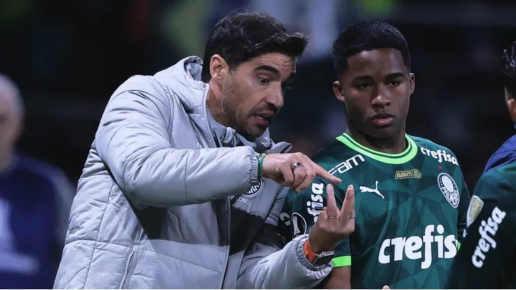 Abel instruindo Endrick em Palmeiras X Deportivo Pereira, na Libertadores de 2023, em 30/08/2023.