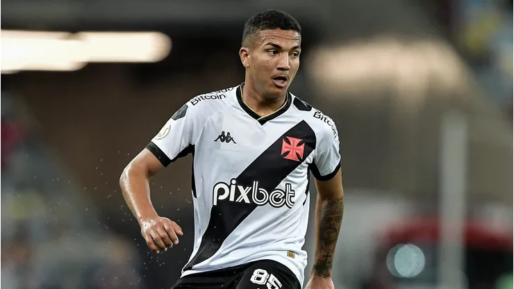 Mateus Cocão pode ganhar oportunidade entre titulares do Vasco. Foto: Thiago Ribeiro/AGIF