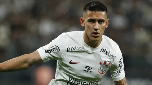 Matías Rojas, meia do Corinthians, em ação diante do Flamengo, em 7 de outubro de 2023 - Foto: Ricardo Moreira/Getty Images)