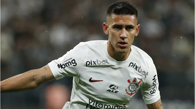 Matías Rojas, meia do Corinthians, em ação diante do Flamengo, em 7 de outubro de 2023 - Foto: Ricardo Moreira/Getty Images)