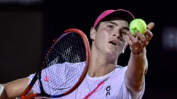 RJ - RIO DE JANEIRO - 22/02/2024 - RIO OPEN 2024 - O tenista brasileiro Joao Fonseca durante partida contra o tenista chileno Christian Garin na Quadra Guga Kuerten no Jockey Club Brasileiro, pelo Rio Open 2024 ATP 500, etapa do circuito mundial de Tenis, nesta quinta feira (22). Foto: Thiago Ribeiro/AGIF