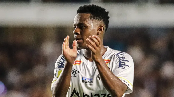 Casares está de volta após período fora por lesão no Santos - Foto: Reinaldo Campos/AGIF.