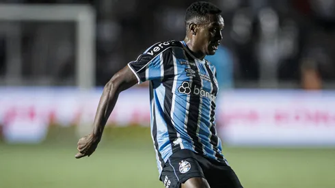Edenilson com a camisa do Grêmio, fazendo a função de lateral - FOTO: DIDO /GREMIO FBPA