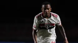 Foto: Rubens Chiri / saopaulofc.net - Lateral esquerdo Welington, do São Paulo, tem lesão ligamentar