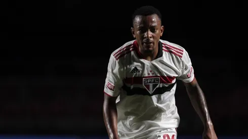 Foto: Rubens Chiri / saopaulofc.net - Lateral esquerdo Welington, do São Paulo, tem lesão ligamentar