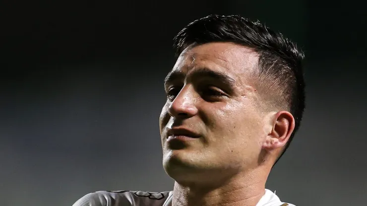 Cristaldo comemora seu gol durante partida do Brasileirão. Meia está confirmado na equipe de Renato.
