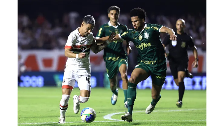 Ferreira jogador do Sao Paulo disputa lance com Murilo jogador do Palmeiras durante partida no estadio Morumbi pelo campeonato Brasileiro A 2024. Foto: Marcello Zambrana/AGIF
