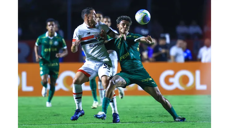 James Rodriguez jogador do Sao Paulo disputa lance com Richard Rios jogador do Palmeiras durante partida no estadio Morumbi pelo campeonato Brasileiro A 2024. Foto: Marcello Zambrana/AGIF