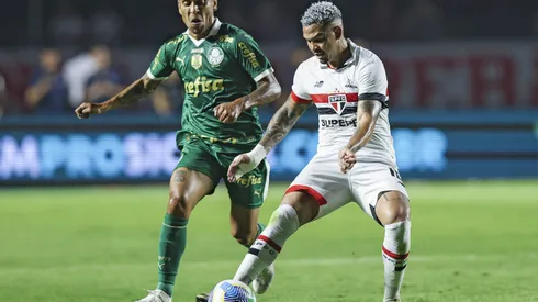 Luciano e Marcos Rocha disputam bola no em São Paulo x Palmeiras. no estádio Morumbis. Foto: Alexandre Schneider/Getty Images.