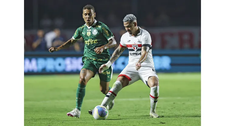 Luciano e Marcos Rocha disputam bola no em São Paulo x Palmeiras. no estádio Morumbis. Foto: Alexandre Schneider/Getty Images.