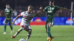 Alisson disputa bola com Flaco López em São Pualo x Palmeiras, no Morumbis, pelo Campeonato Brasileiro. Foto: Alexandre Schneider/Getty Images.