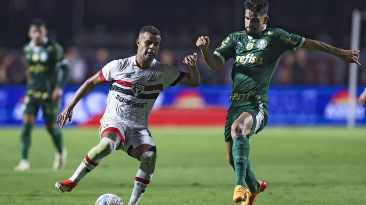 Alisson disputa bola com Flaco López em São Pualo x Palmeiras, no Morumbis, pelo Campeonato Brasileiro. Foto: Alexandre Schneider/Getty Images.