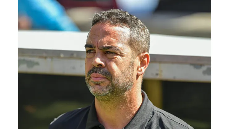 Artur Jorge terá de desafiar vantagem do Vitória sobre Botafogo na Copa do Brasil.