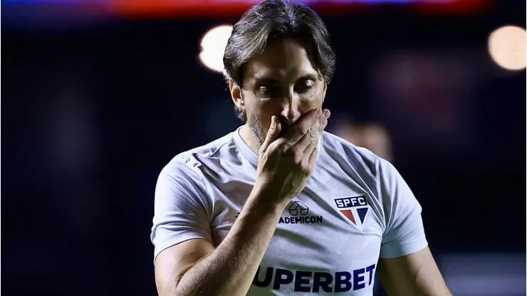 Zubeldía, técnico do São Paulo, colocou a comissão para revezar nas reclamações
