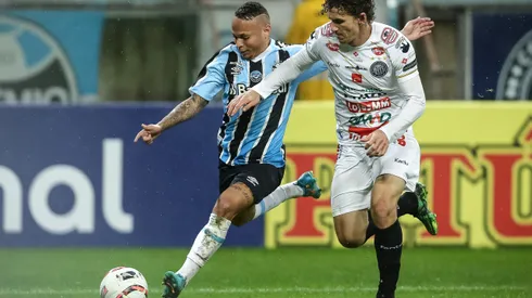 Janderson jogador do Gremio disputa lance com Fabiano jogador do Operario durante partida no estadio Arena do Gremio pelo campeonato Brasileiro B 2022. Foto: Pedro H. Tesch/AGIF