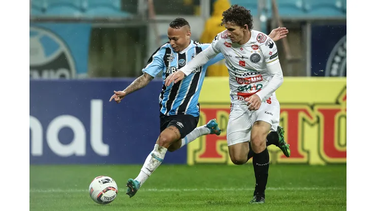 Janderson jogador do Gremio disputa lance com Fabiano jogador do Operario durante partida no estadio Arena do Gremio pelo campeonato Brasileiro B 2022. Foto: Pedro H. Tesch/AGIF