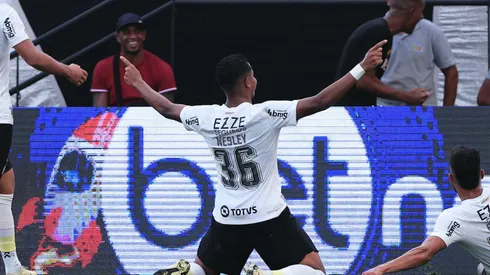 Jogadores comemoram gol em vitória no Brasileirão. Foto: Ettore Chiereguini/AGIF