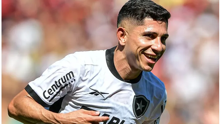 Savarino comemora gol polêmico contra o Mengão