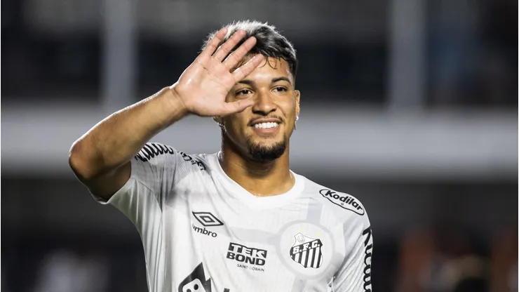 SP - SANTOS - 06/12/2023 - BRASILEIRO A 2023, SANTOS X FORTALEZA - Marcos Leonardo jogador do Santos durante partida contra o Fortaleza no estadio Vila Belmiro pelo campeonato Brasileiro A 2023.