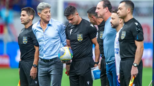 Renato Gaúcho com a comissão de arbitragem antes de Bahia x Grêmio, na Arena Fonte Nova. Foto: Jhony Pinho/AGIF