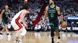 Jayson Tatum contra Jayme Jaquez Jr; duelo entre Celtics e Heat está interessante nos play-offs da NBA (Foto: Megan Briggs/Getty Images)