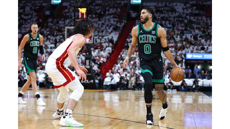 Jayson Tatum contra Jayme Jaquez Jr; duelo entre Celtics e Heat está interessante nos play-offs da NBA (Foto: Megan Briggs/Getty Images)