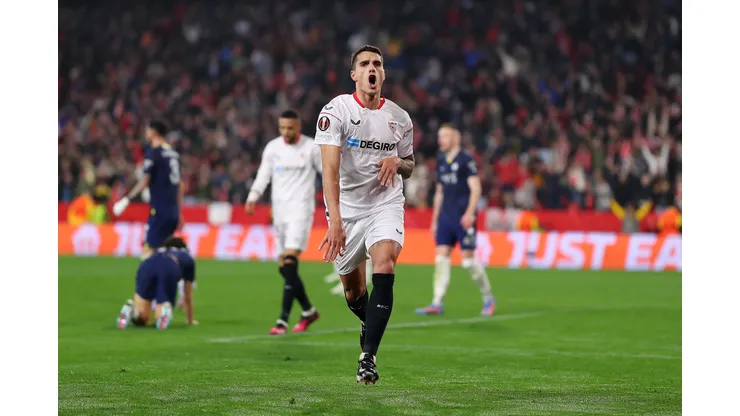 SEVILLE, SPAIN - MARCH 09: Erik Lamela of Sevilla FC celebrates after scoring the team's second goal during the UEFA Europa League round of 16 leg one match between Sevilla FC and Fenerbahce at Estadio Ramon Sanchez Pizjuan on March 09, 2023 in Seville, Spain. (Photo by Fran Santiago/Getty Images)