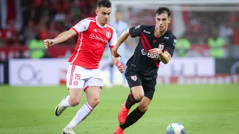 Borre jogador do Internacional disputa lance com Shaylon jogador do Atletico-GO durante partida no estadio Beira-Rio pelo campeonato Brasileiro A 2024. Foto: Maxi Franzoi/AGIF