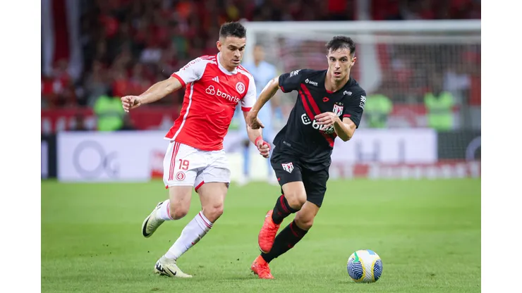 Borre jogador do Internacional disputa lance com Shaylon jogador do Atletico-GO durante partida no estadio Beira-Rio pelo campeonato Brasileiro A 2024. Foto: Maxi Franzoi/AGIF